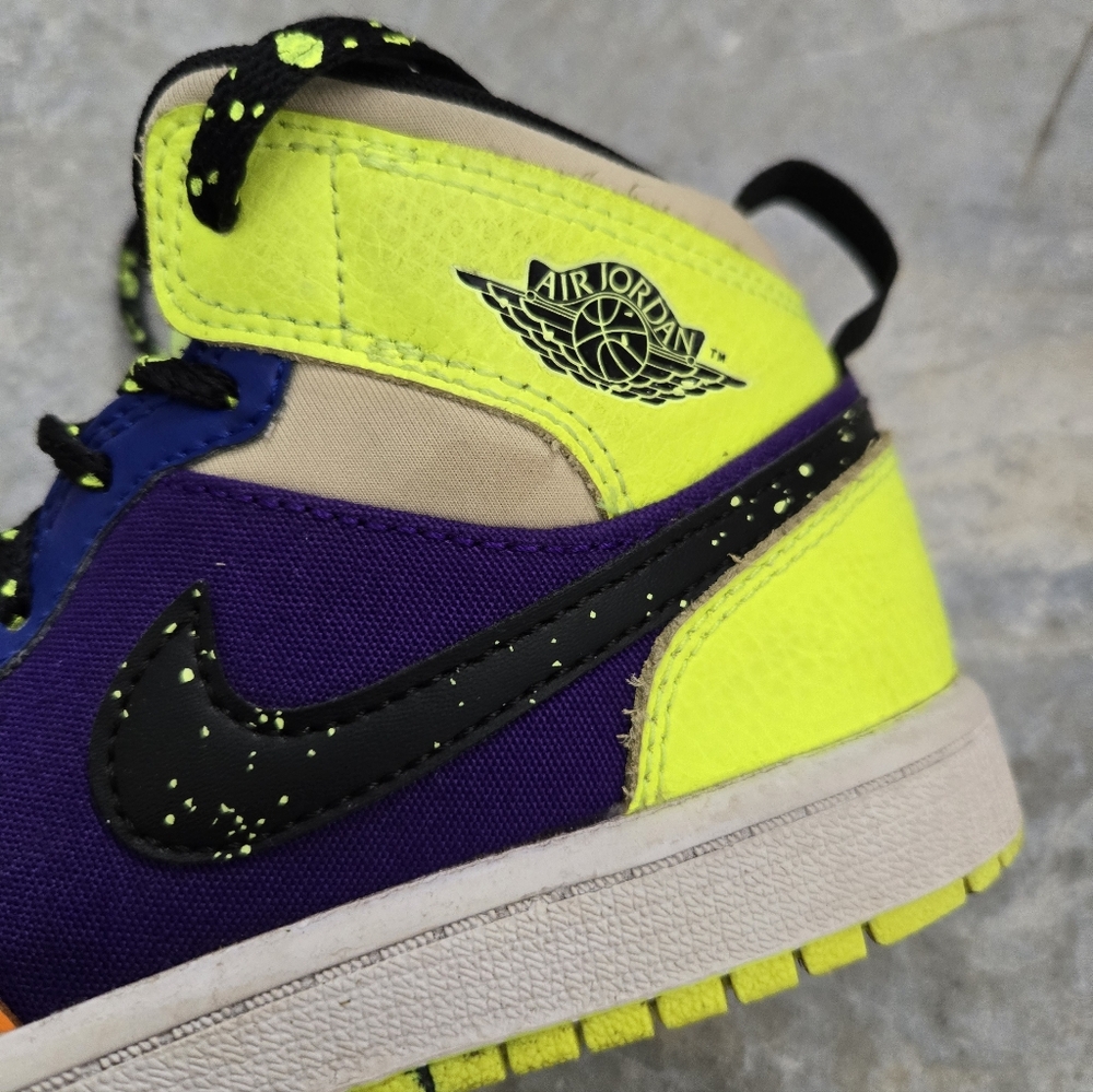 Air Jordan 1 Mid SE Boys' Shoes - Picture 7 of 10